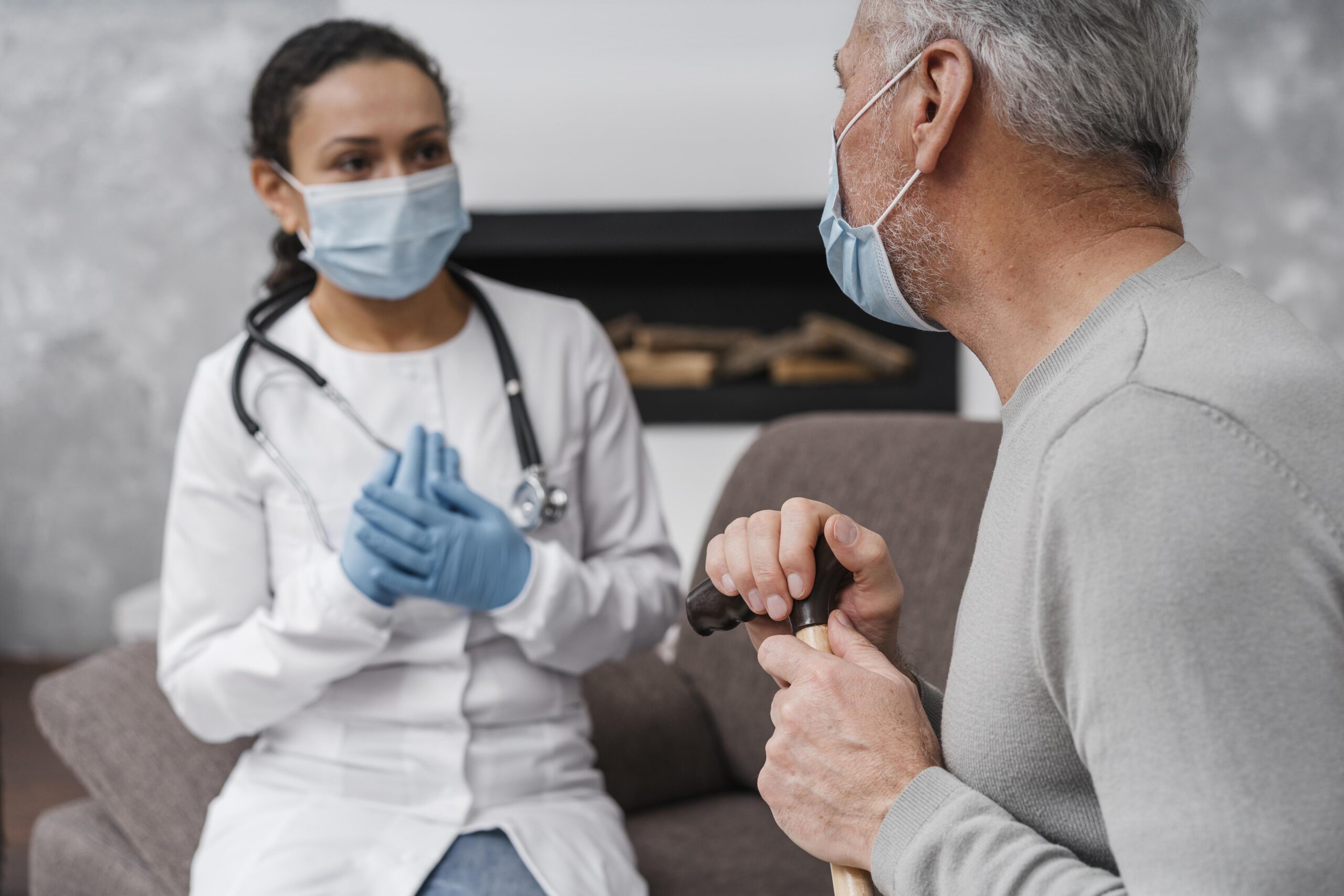 doctor presentando el tratamiento medico